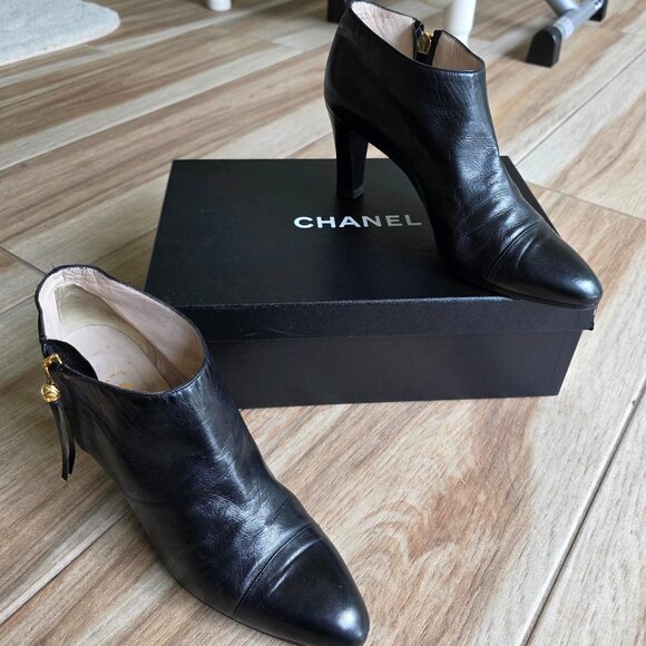 Chanel Black Captoe Lamb Leather  Zipper Ankle Tassel CC Bootie 9 - Picture 2 of 13